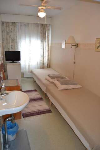 Хостелы Hostel Matkakoti Patria Лахти Двухместный номер с 2 отдельными кроватями и общей ванной комнатой-3