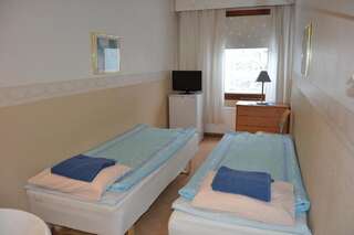 Хостелы Hostel Matkakoti Patria Лахти Двухместный номер с 2 отдельными кроватями и общей ванной комнатой-5