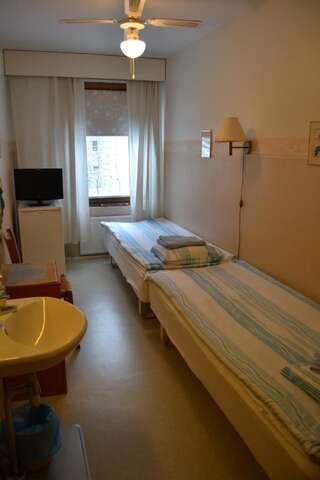 Хостелы Hostel Matkakoti Patria Лахти Двухместный номер с 2 отдельными кроватями и общей ванной комнатой-6
